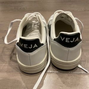 Veja Sneakers w/box